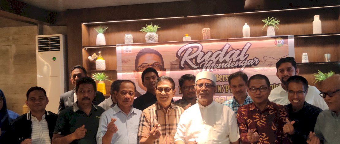 Bakal Cawalkot Makassar Rusdin Abdullah bersama sejumlah akademisi.