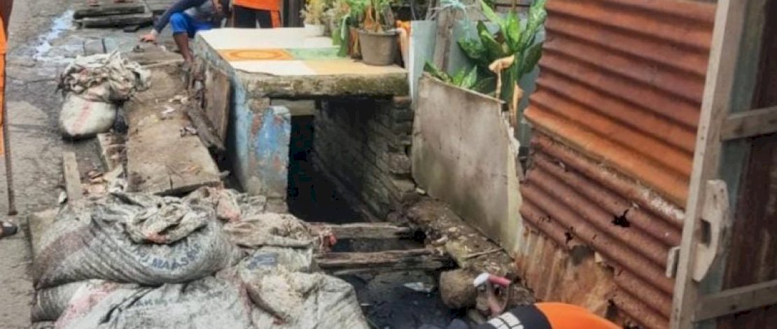 Respons Cepat Aduan Masyarakat, Dinas PU Makassar Keruk Sedimen Drainase di Tallo