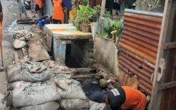Respons Cepat Aduan Masyarakat, Dinas PU Makassar Keruk Sedimen Drainase di Tallo