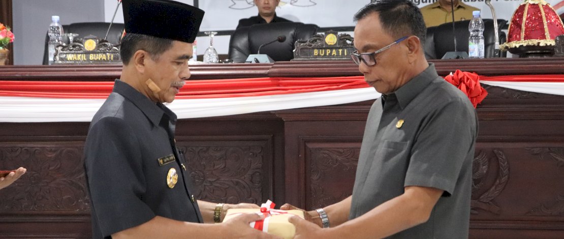 Wabup Saiful Arif menyerahkan Ranperda kepada Wakil Ketua 1 DPRD, Idris, saat Rapat Paripurna DPRD, Kamis malam, 20 Juni 2024.