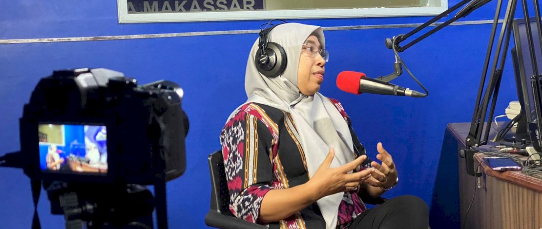 Plt Kepala Dinas Komunikasi dan Informatika (Diskominfo) Kota Makassar, Ismawaty Nur, membahas pentingnya optimalisasi keterbukaan informasi publik dalam sebuah talkshow di Gama 93.7 FM Gowa Makassar.