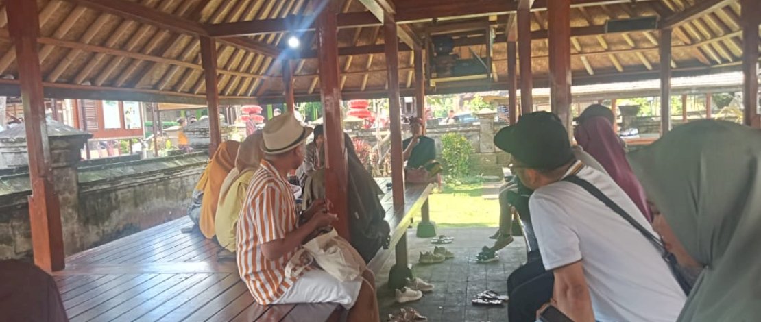 Guru dan karyawan SMA Athirah Makassar mengunjungi desa adat Panglipuran, Bali.(IST)