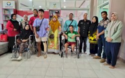 Kadis Sosial Lutra Dampingi Langsung 5 Disabilitas Terima Alat Bantu dari Sentra Wirajaya 