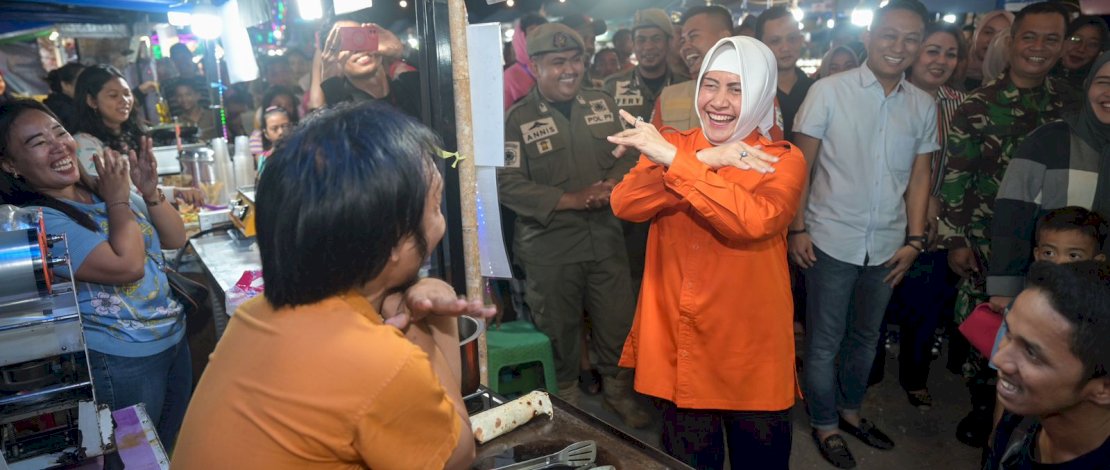 Ketua TP PKK Kota Makassar Indira Yusuf Ismail mengunjungi Pasar Malam Utara Fest 2024 di Pelabuhan Paotere Kecamatan Ujung Tanah, Jumat, 21 Juni 2024. Ketua TP PKK Kota Makassar Indira Yusuf Ismail mengunjungi Pasar Malam Utara Fest 2024 di Pelabuhan Paotere Kecamatan Ujung Tanah, Jumat, 21 Juni 2024.
