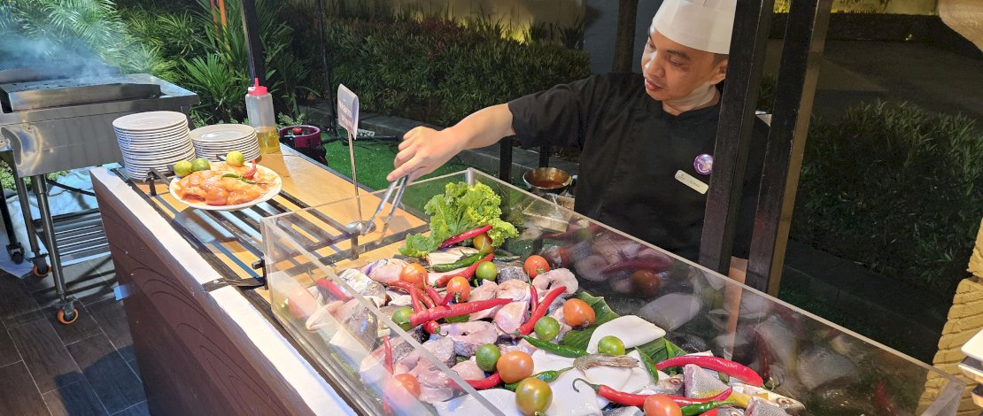 Gemerlap Kota Makassar dan Seafood Tanpa Batas di The Rinra Hotel