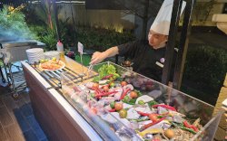 Gemerlap Kota Makassar dan Seafood Tanpa Batas di The Rinra Hotel