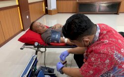 Sambut HUT Bhayangkara ke 78, Danyon Brimob Bone dan Anggota Donor Darah di Polres Bone