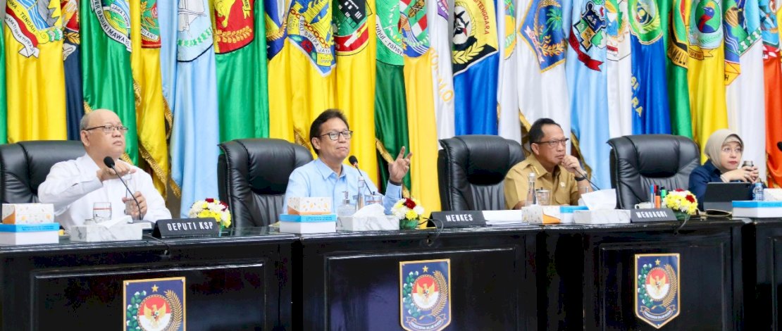 Mendagri saat memimpin Rapat Koordinasi Pengendalian Inflasi Daerah Dirangkaikan dengan Penanggulangan Kejadian Luar Biasa (KLB) Polio, di Gedung Sasana Bhakti Praja Kantor Pusat Kementerian Dalam Negeri (Kemendagri), Jakarta, Senin, 24 Juni 2024.