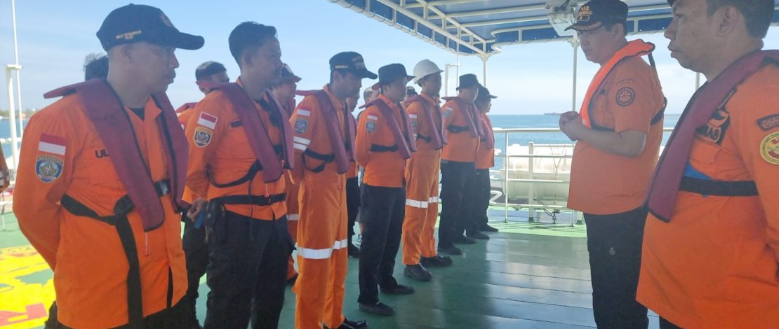 KN Sar Kamajaya 104 dengan Tim Rescue tengah menuju ke lokasi perkiraan kapal yang dilaporkan mati mesin.