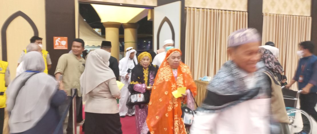 Jemaah haji Debarkasi Makassar saat tiba di Aula Arafah Asrama Haji Makassar. Jemaah haji Debarkasi Makassar saat tiba di Aula Arafah Asrama Haji Makassar.