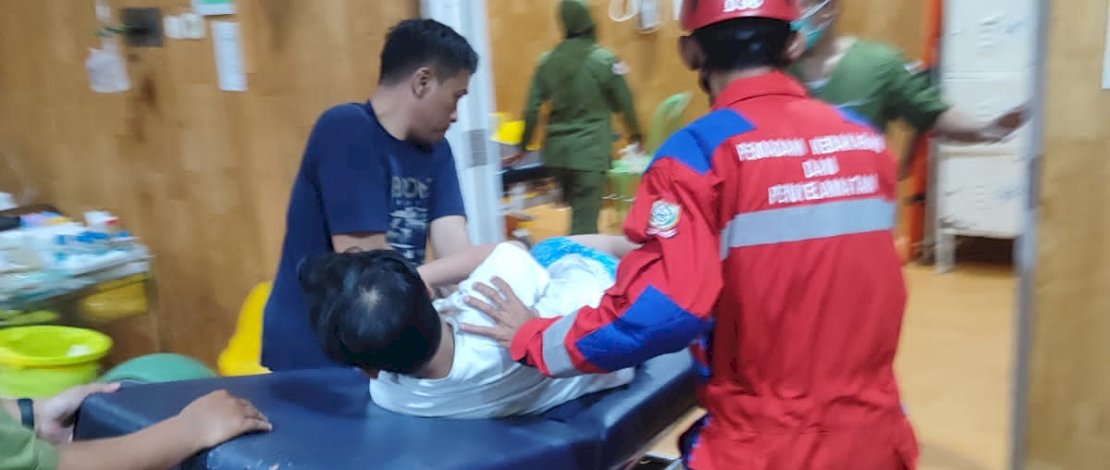 Tim Rescue Dinas Damkar Makassar mengevakuasi bocah yang tangannya tertancap beso pagar. (Dinas Damkar Makassar) Tim Rescue Dinas Damkar Makassar mengevakuasi bocah yang tangannya tertancap beso pagar. (Dinas Damkar Makassar)