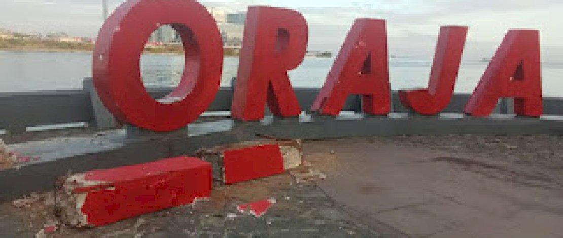Huruf T di tulisan TORAJA di pantai Losari ambruk dan mengenai kepala Yusril Mahendra hingga pecah dan meninggal dunia.
