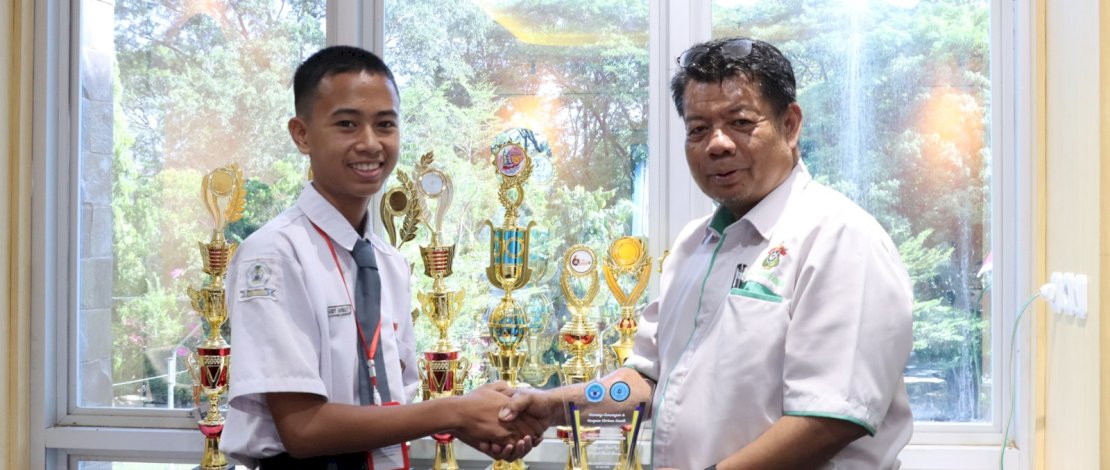 Perwakilan siswa SMAN 8 Luwu Utara menyerahkan cindera mata kepada Wakil Dekan 1 Fakultas Pertanian Unhas Dr Zainal.