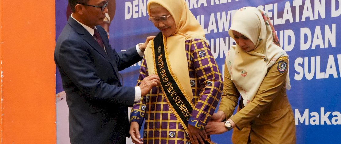 Penjabat Gubernur Sulawesi Selatan Prof Zudan Arif Fakrulloh mengukuhkan Ninuk Triyanti Zudan sebagai Bunda PAUD Sulawesi Selatan, di Hotel Dalton Makassar, Selasa, 25 Juni 2024. Penjabat Gubernur Sulawesi Selatan Prof Zudan Arif Fakrulloh mengukuhkan Ninuk Triyanti Zudan sebagai Bunda PAUD Sulawesi Selatan, di Hotel Dalton Makassar, Selasa, 25 Juni 2024.