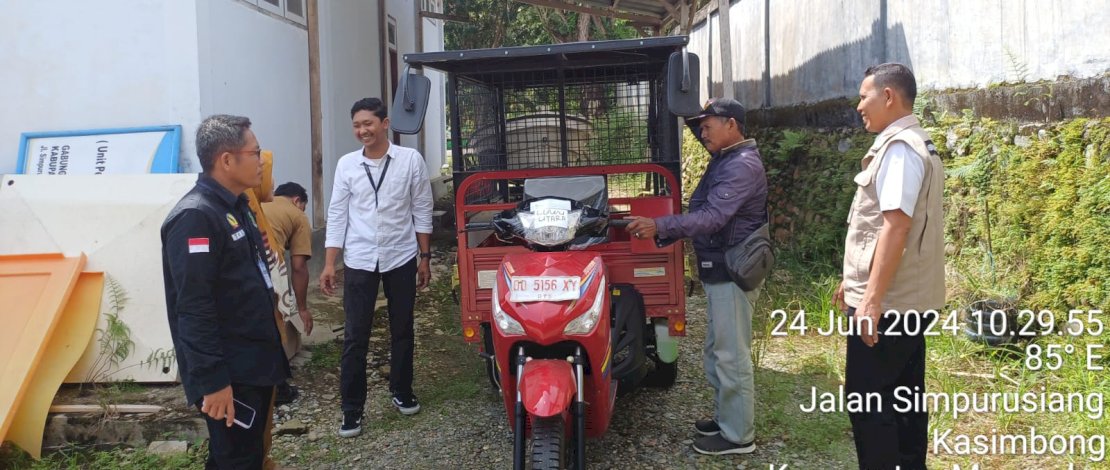 Penyandang disabilitas asal Masamba, Kabupaten Luwu Utara, Tahir, menerima bantuan motor roda tiga dari Kementerian Sosial.