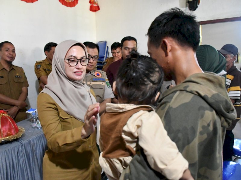 Bupati Luwu Utara Serahkan Bantuan Kepada Korban Bencana Angin Puting Beliung di Dua Kecamatan