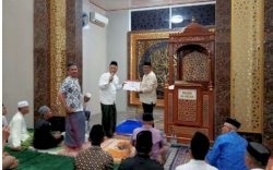 Safari Ramadhan: Plt. Kadis DPPKB Syahruddin Pimpin Penyerahan Bantuan di Masjid Al Falah