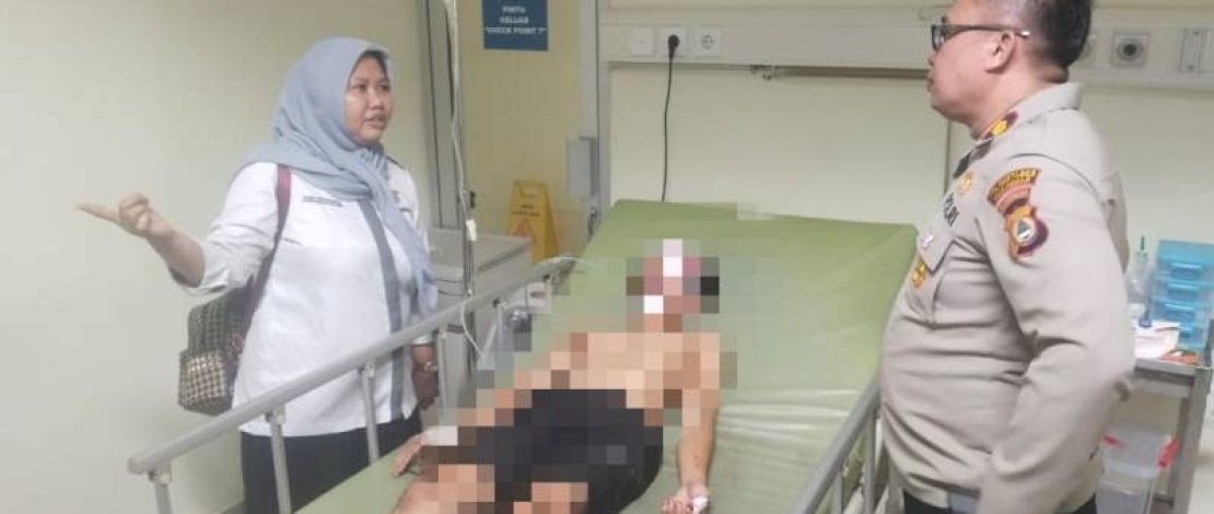 Kapolsek Tamalanrea, Kompol Muh Yusuf saat menjenguk pelaku.(IST)