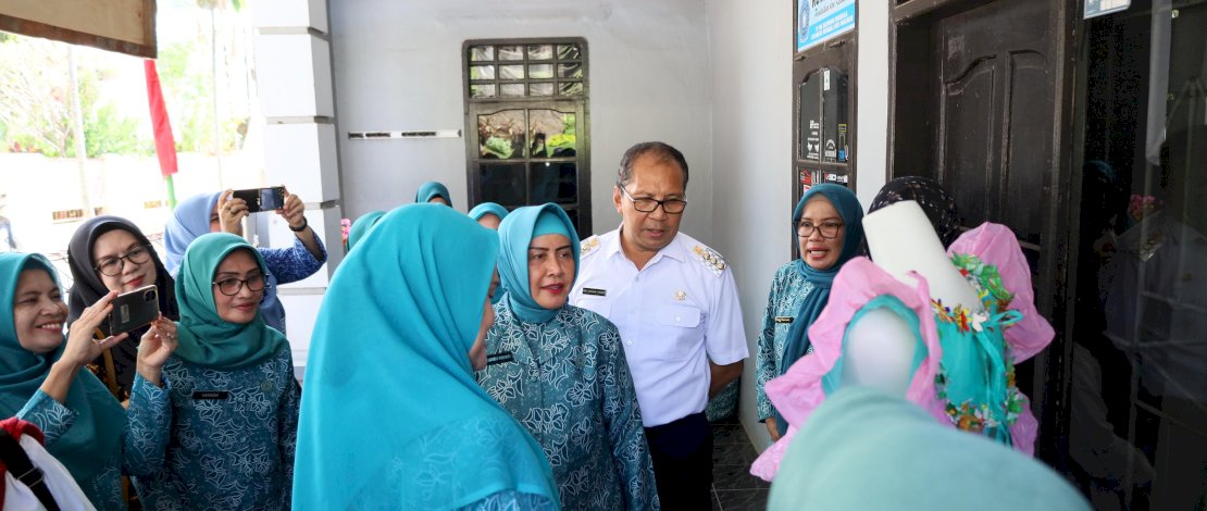 Wali Kota Makassar Moh Ramdhan "Danny" Pomanto didampingi Ketua TP PKK Kota Makassar Indira Yusuf Ismail, menerima kunjungan Pj Ketua TP PKK Sulsel Ninuk Triyanti Zudan dan Tim Verifikasi Lapangan Lomba Kelurahan Tingkat Sulsel 2024, di Kelurahan Manggala, Kecamatan Manggala, Rabu, 26 Juni 2024.