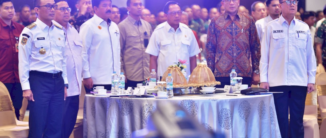 Ketua KPU RI Hasyim Asy'ari bersama Mendagri Tito Karnavian, Menko Polhukam Hadi Tjahjanto. Ketua KPU RI Hasyim Asy'ari bersama Mendagri Tito Karnavian, Menko Polhukam Hadi Tjahjanto.