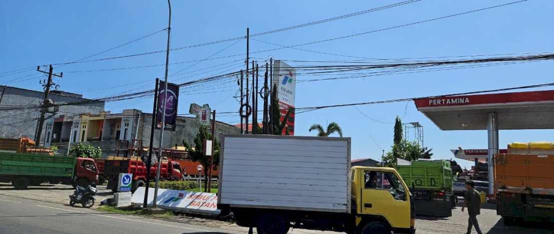 Kelangkaan Solar Sebabkan Antrean Panjang Truk di SPBU Maros