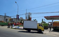 Kelangkaan Solar Sebabkan Antrean Panjang Truk di SPBU Maros