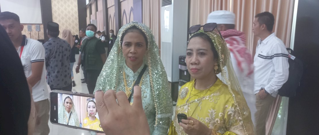 Jemaah haji kloter 5 Debarkasi Makassar saat berada di Asrama Haji Sudiang. Jemaah haji kloter 5 Debarkasi Makassar saat berada di Asrama Haji Sudiang.