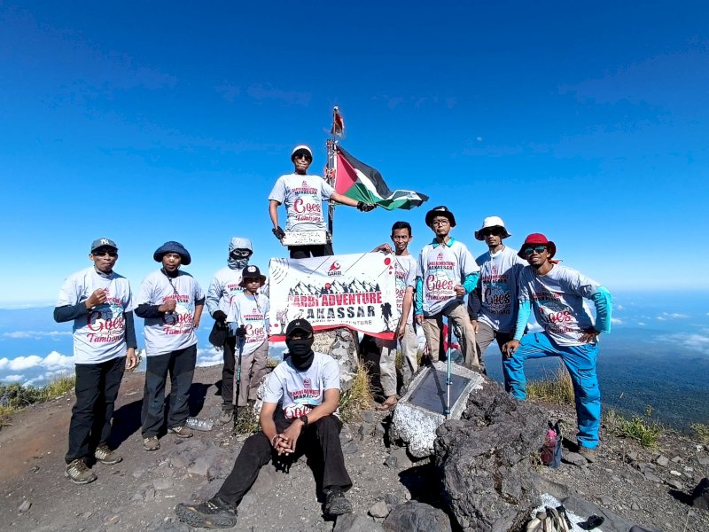 Gelombang Solidaritas untuk Palestina: Pendaki Garbi Adventure Kibarkan Bendera di Puncak Tambora