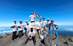 Gelombang Solidaritas untuk Palestina: Pendaki Garbi Adventure Kibarkan Bendera di Puncak Tambora