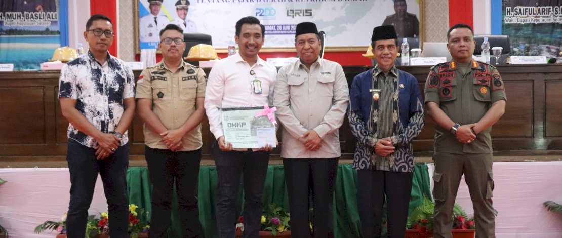 Penyerahan Surat Pemberitahuan Pajak Terhutang (SPPT), Daftar Himpunan Ketetapan Pajak dan Pembayaran (DHKP), dan Surat Tanda Terima Setoran (STTS), dan Pajak Bumi dan Bangunan Sektor Perdesaan dan Perkotaan (PBB-P2) Tahun 2024 Kepada para Lurah dan Kepala Desa, di Ruang Pola Kantor Bupati, Jum'at, 28 Juni 2024.