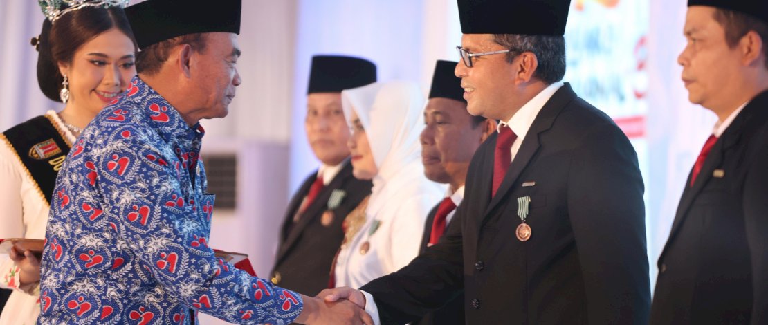 Pemerintah Kota Makassar berhasil memboyong enam penghargaan sekaligus, pada rangkaian kegiatan peringatan puncak Hari Keluarga Nasional (Harganas) Ke 31 yang dilaksanakan oleh BKKBN di Kota Semarang, pada tanggal 25-29 Juni 2024.
Pemerintah Kota Makassar berhasil memboyong enam penghargaan sekaligus, pada rangkaian kegiatan peringatan puncak Hari Keluarga Nasional (Harganas) Ke 31 yang dilaksanakan oleh BKKBN di Kota Semarang, pada tanggal 25-29 Juni 2024.