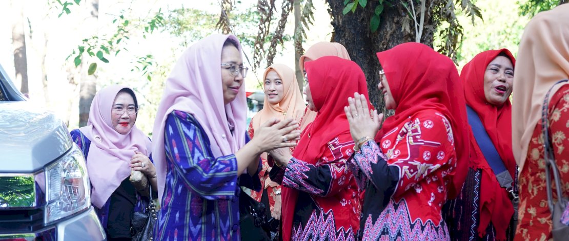 Dharma Wanita Persatuan (DWP) Provinsi Jawa Timur melakukan studi komparasi ke Sulsel, salah satunya berkunjung di Kantor Dewan Kerajinan Nasional Daerah Provinsi Sulsel di Jalan Jend. Sudirman, Makassar. Dharma Wanita Persatuan (DWP) Provinsi Jawa Timur melakukan studi komparasi ke Sulsel, salah satunya berkunjung di Kantor Dewan Kerajinan Nasional Daerah Provinsi Sulsel di Jalan Jend. Sudirman, Makassar.