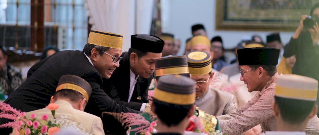 Wali Kota Makassar Moh Ramdhan &ldquo;Danny&rdquo; Pomanto bersama Menteri Pariwisata dan Ekonomi Kreatif (Menparekraf) Sandiaga Salahuddin Uno, menjadi saksi pernikahan pasangan Afifah Rifa Farhana dan Andi Farhan Fachreza, Minggu, 30 Juni 2024.