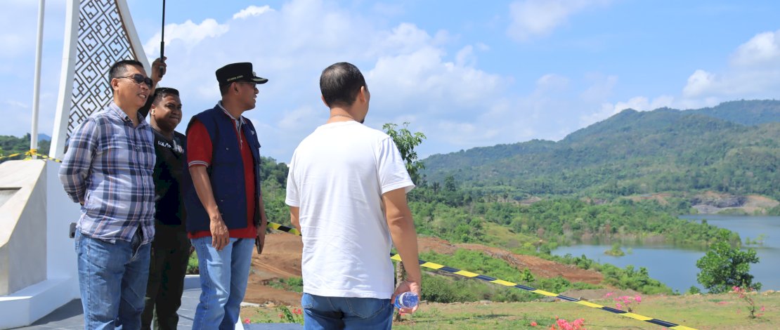 Pj Bupati Takalar Setiawan Aswad didampingi Kadis Pertanian, Satpol PP dan Damkar, dan Kadis PUPR meninjau sekaligus berkoordinasi langsung dengan pihak Bendungan Pammukulu agar pintu air segera dibuka, agar bisa mengaliri area persawahan, Minggu, 30 Juni 2024.