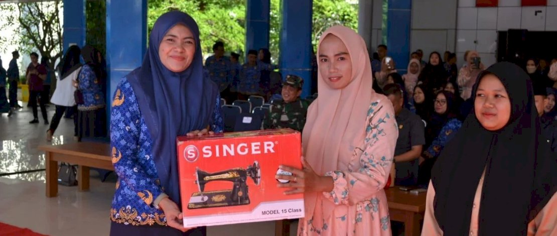 Pemkab Maros Serahkan 20 Mesin Jahit untuk Peserta Pelatihan Menjahit