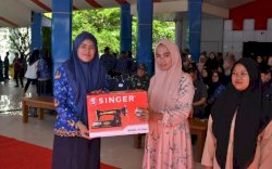 Pemkab Maros Serahkan 20 Mesin Jahit untuk Peserta Pelatihan Menjahit