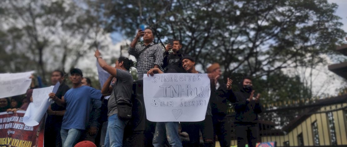 Ratusan massa menggruduk Markas Kepolisian Daerah (Mapolda) Sulawesi Selatan (Sulsel) tidak lama usai upacara memperingati HUT Bhayangkara digelar, pada Senin, 1 Juli 2024. Ratusan massa menggruduk Markas Kepolisian Daerah (Mapolda) Sulawesi Selatan (Sulsel) tidak lama usai upacara memperingati HUT Bhayangkara digelar, pada Senin, 1 Juli 2024.