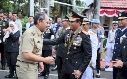 Wali Kota Makassar Terima Penghargaan dari Kapolda Sulsel pada Hari Bhayangkara di Mapolda Sulsel