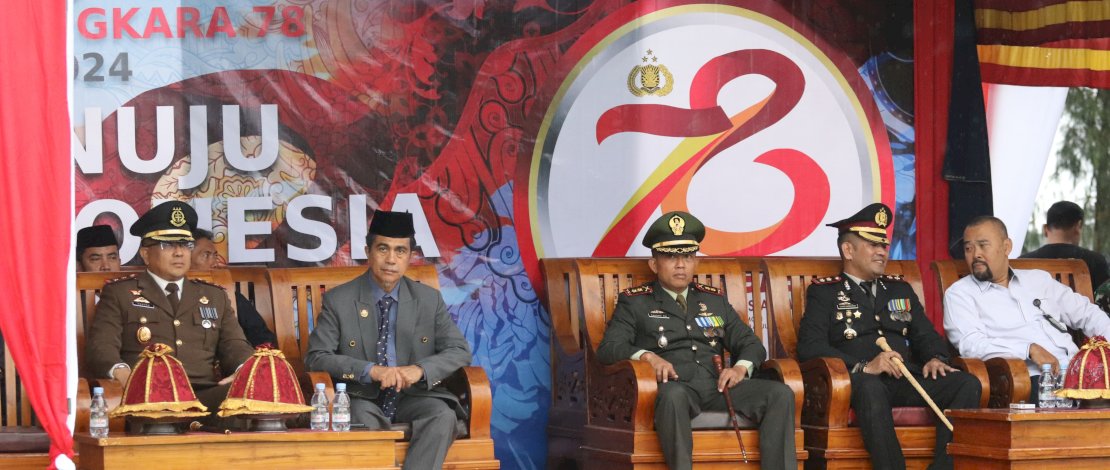 Wakil Bupati Saiful Arif bersama sejumlah jajaran pejabat pemerintah kabupaten menghadiri upacara dan syukuran peringatan Hari Ulang Tahun (HUT) Bhayangkaran ke - 78 Tingkat Kabupaten Kepulauan Selayar, di Lapangan Pemuda Benteng, Senin, 1 Juli 2024. Wakil Bupati Saiful Arif bersama sejumlah jajaran pejabat pemerintah kabupaten menghadiri upacara dan syukuran peringatan Hari Ulang Tahun (HUT) Bhayangkaran ke - 78 Tingkat Kabupaten Kepulauan Selayar, di Lapangan Pemuda Benteng, Senin, 1 Juli 2024.