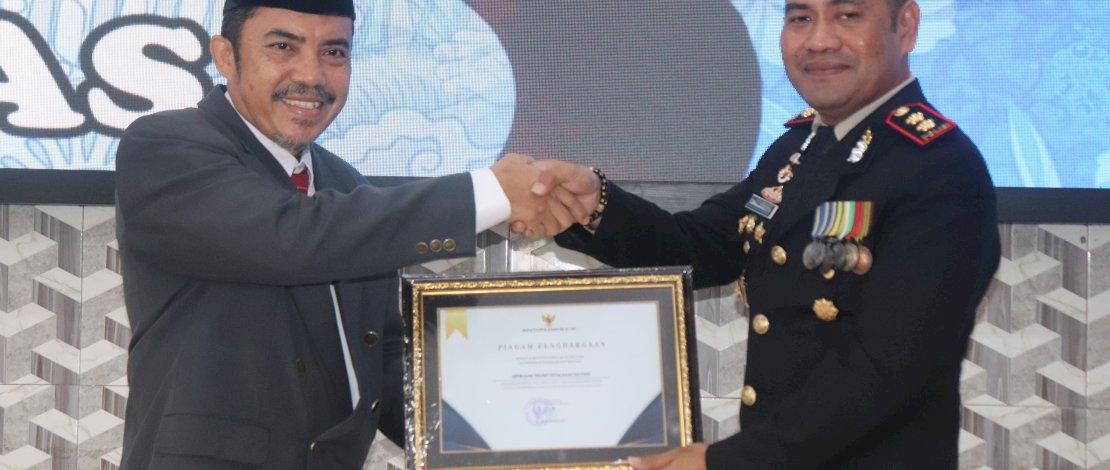 Asisten Ekbang Ir. Arfang Arief mewakili Bupati menyerahkan piagam penghargaan kepada Kapolres Kepulauan Selayar AKBP Ujang Darmawan Hadi Saputra, dalam acara syukuran HUT Bhayangkara Ke-78 Tahun 2024, di Aula Mapolres Selayar, Senin, 1 Juli 2024. Asisten Ekbang Ir. Arfang Arief mewakili Bupati menyerahkan piagam penghargaan kepada Kapolres Kepulauan Selayar AKBP Ujang Darmawan Hadi Saputra, dalam acara syukuran HUT Bhayangkara Ke-78 Tahun 2024, di Aula Mapolres Selayar, Senin, 1 Juli 2024.