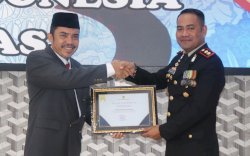 Bupati Basli Ali Anugrahkan Dua Penghargaan Kepada Korps Bhayangkara Selayar