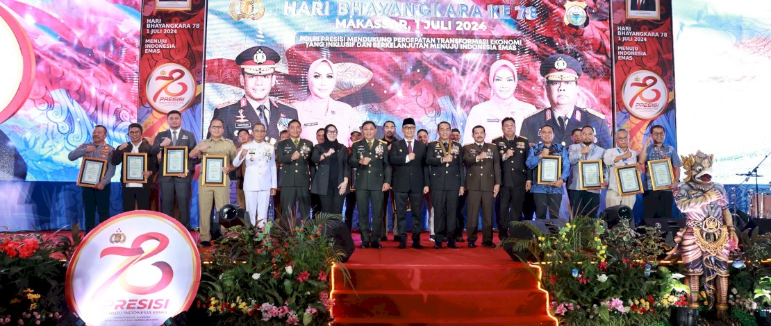 Danny Pomanto Terima Penghargaan dari Kapolda Sulsel di Hari Bhayangkara