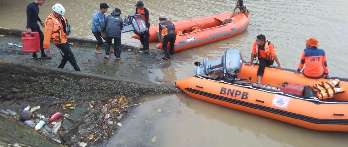 Tim SAR gabungan dikerahkan mencari ABK KMN Cahaya Madinah yang terjatuh di Sungai Tangka, Sinjai.(IST) Tim SAR gabungan dikerahkan mencari ABK KMN Cahaya Madinah yang terjatuh di Sungai Tangka, Sinjai.(IST)