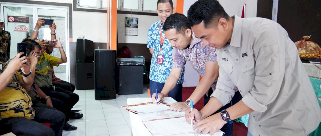 pihak Kecamatan Makassar menandatangani Memorandum of Understanding (MoU) tentang mekanisme pembayaran via Q-RIS untuk mobile banking dan e-wallet. 