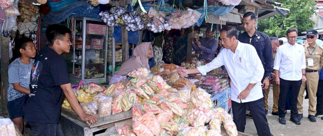 Presiden Joko Widodo melakukan kunjungan ke Pasar Sentral Palakka, Kabupaten Bone, Provinsi Sulawesi Selatan, pada Kamis, 4 Juli 2024. Presiden Joko Widodo melakukan kunjungan ke Pasar Sentral Palakka, Kabupaten Bone, Provinsi Sulawesi Selatan, pada Kamis, 4 Juli 2024.