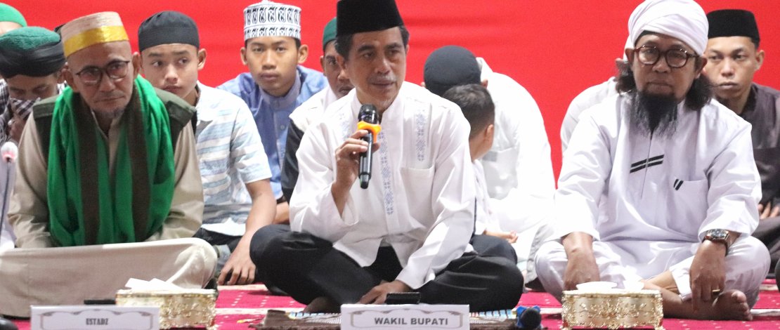 Gabungan pegawai instansi perangkat daerah di lingkup kawasan Kantor Bupati Kepulauan Selayar menggelar Doa dan Dzikir Bersama di Ruang Pola Kantor Bupati, pada Jumat, 5 Juli 2024. Gabungan pegawai instansi perangkat daerah di lingkup kawasan Kantor Bupati Kepulauan Selayar menggelar Doa dan Dzikir Bersama di Ruang Pola Kantor Bupati, pada Jumat, 5 Juli 2024.