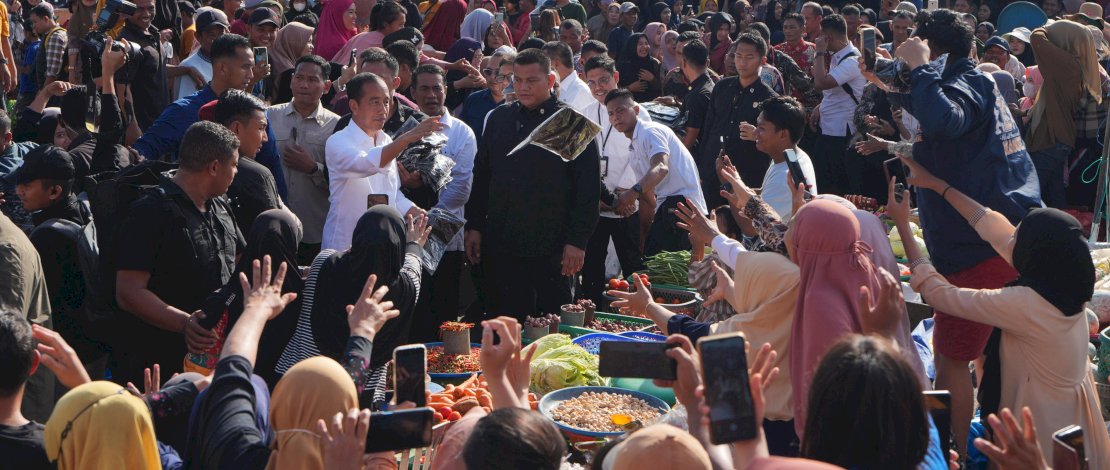 Presiden Jokowi saat mengunjungi Pasar Cekkeng, Bulukumba.(Humas Pemprov Sulsel) Presiden Jokowi saat mengunjungi Pasar Cekkeng, Bulukumba.(Humas Pemprov Sulsel)