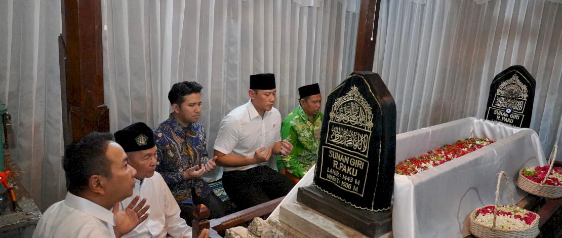 Menteri ATR/BPN Agus Harimurti Yudhoyono saat mengunjungi makam Sunan Giri.(IST)