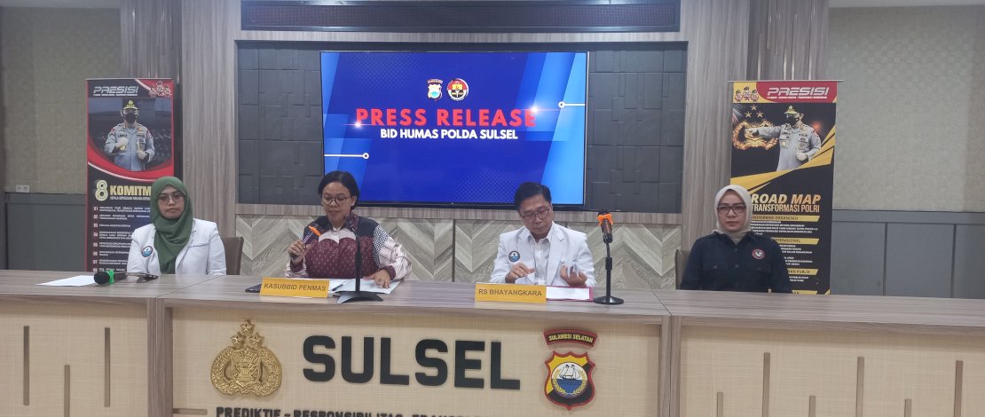 Komite Medik RS Bhayangkara Makassar menggelar jumpers di Mapolda Sulsel terkait dugaan malapraktik.