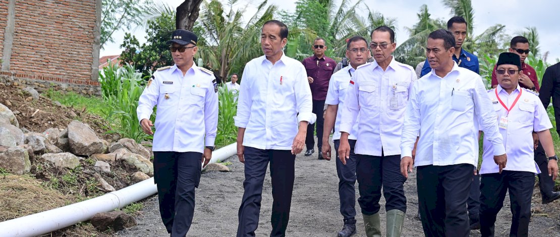Presiden Jokowi beserta rombongan melewati jalan masih pengerasan dengan bahan baku dari slag nikel Huadi Group. Presiden Jokowi beserta rombongan melewati jalan masih pengerasan dengan bahan baku dari slag nikel Huadi Group.
